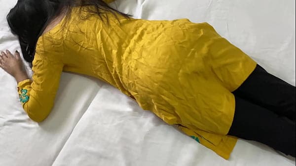 भारतीय खूबसूरत सौतेली माँ को असली सौतेले बेटे न...