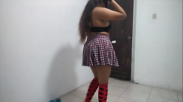 A garota mais preguiçosa da turma tem sido a maior vagabunda! Ela posa de uniforme, tira o sutiã, tira a saia e exibe seu corpo gordinho e esguio.
