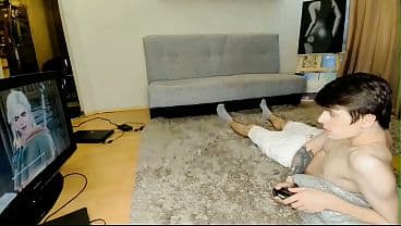 Esa zorra solo me dejaba jugar a videojuegos; si me la follara, haría las dos cosas a la vez.