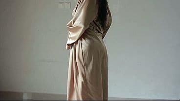 CEWEK TOBRUT INDO PAKAI JUBAH SATIN SEXY SAMBIL COLMEK