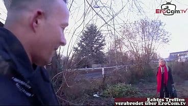 Notgeiler Mann spricht deutsche Frau auf der St...