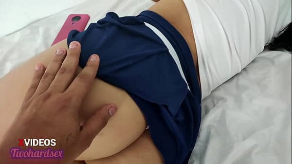 mientras toma la siesta hijastra es sorprendida...