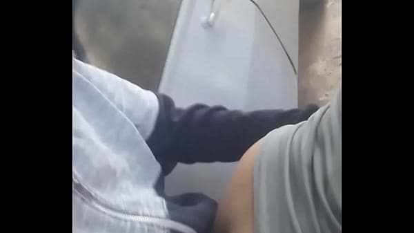 Sexo parado junto al coche en lugar privado