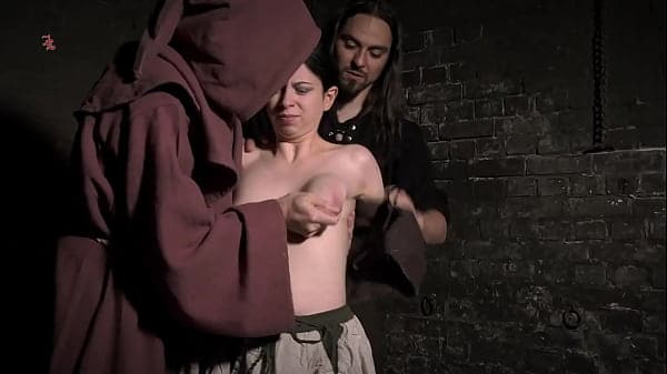 Hexenkuh - Magd Judith hat den Schwanz des Mönchs zu blasen und bekommt ihre Titten wie eine Milchkuh gemolken während sie im Stall wie Nutzvieh gehalten wird (TRAILER)