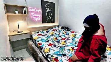 Aku mergoki adik berhijabku lagi bosan di kamar...