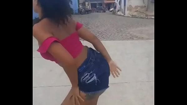 Novinha dan&ccedil;ando