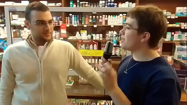Gordo teton se autopenetra un micrófono en el ano