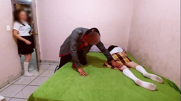 Descubro a mi Padrastro con mi hermanastra y lo...