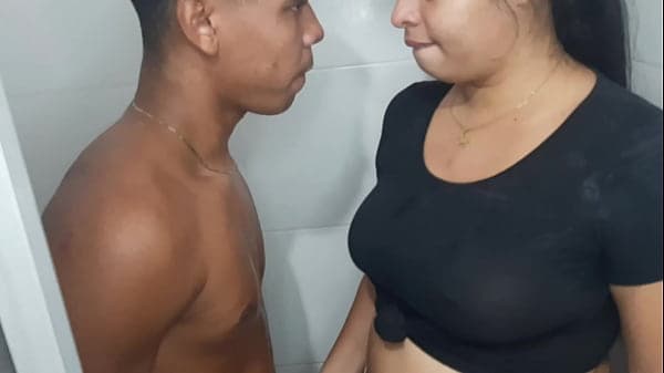 La puta de la limpieza entra al ba&ntilde;o mientras m...