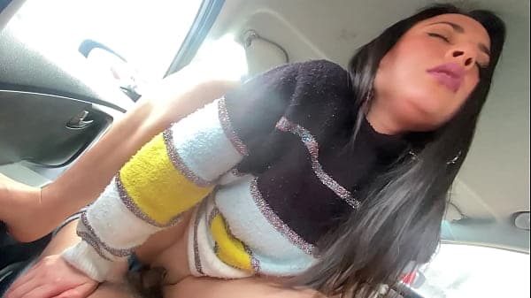 Cogiendo delicioso en el carro, me encanta la a...