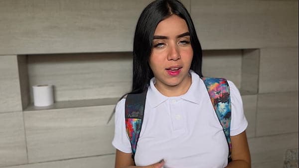 Profesor y alumna entran al ba&ntilde;o a coger