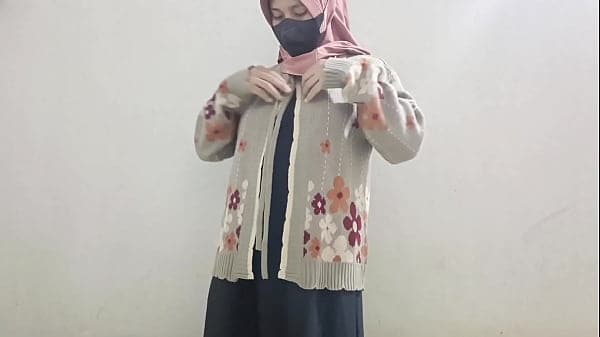 Gadis hijab masturbasi menggunakan timun