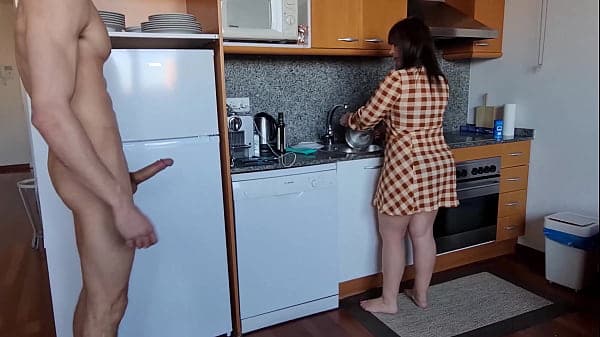 FUCKING A MATURE WOMAN IN THE KITCHEN !