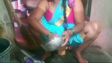 Indian sexy aunty plate cleaning video