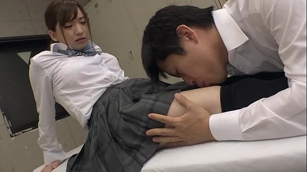 https://bit.ly/3FWNPMB　制服女子の超ミニスカ＋ニーハイ＝極上絶対領域に勃起してしまった僕。それに気づいた彼女は興奮した様子で僕のチ●ポをイジりはじめ…　バスケ部の先輩。練習後にロッカールームで…【パート4】