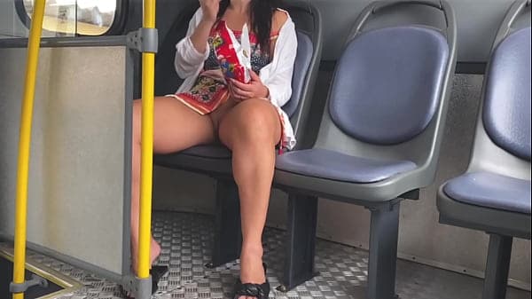 enteada de 18 anos se exibindo no onibus sem ca...