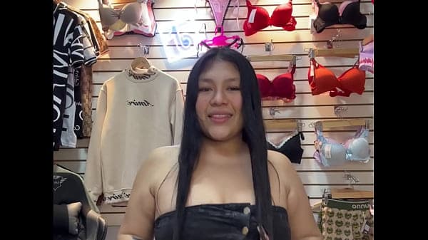 Le ped&iacute; a vendedora de calzones que me follara ...