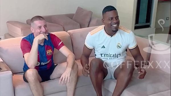Fui assistir o jogo na casa do meu amigo ele pe...