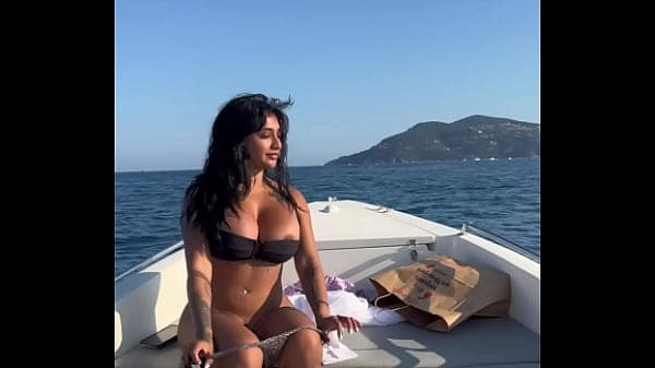 SEXO EN BARCO ME LLEVO AL CENTRO DEL MAR Y SE C...