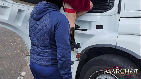 Une milf salope s'exhibe sur un parking a poid ...