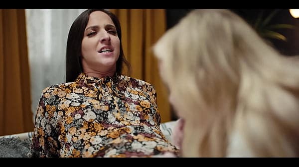 Haley Spades Gives Amirah Adara A Sloppy Blowjo...