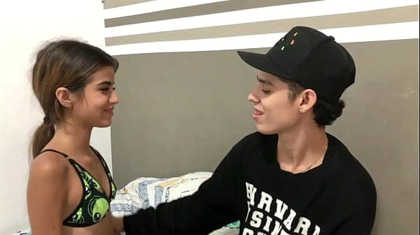 Besos calientes y lamidas de tetas para una peq...