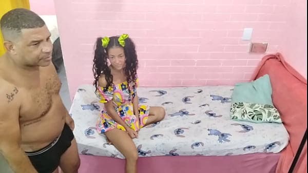 PEQUENA enteada pegou padrasto assistindo PORNO...