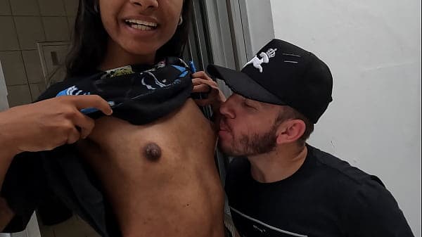 Pitoco chegou junto da ninfeta e quer meter o f...