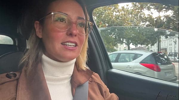 Je Me Doigte La Chatte Et Le Cul À l'Arrière de Ma Voiture
