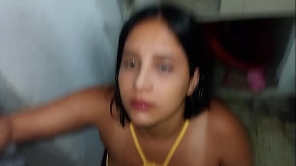 Cu&ntilde;ado me convence y me arrodilla para chuparle...