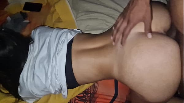 Me follo en cuatro al papá de mi mejor amigo un día a solas en su casa