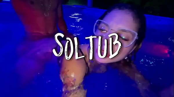 ATRIS PORNÔ É EXPULSA DE TABACARIA APÓS GRAVAR VÍDEO TRANSNADO NA PICINA