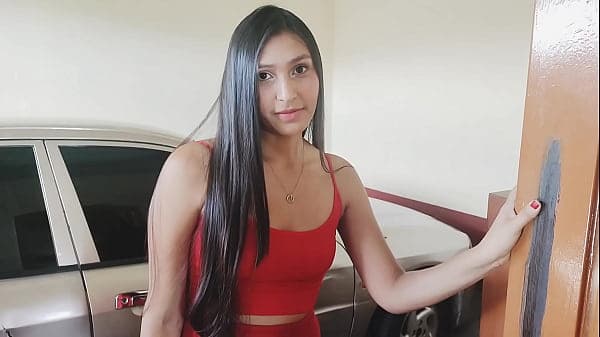 vecina bien caliente viene a buscar caf&eacute; y reci...