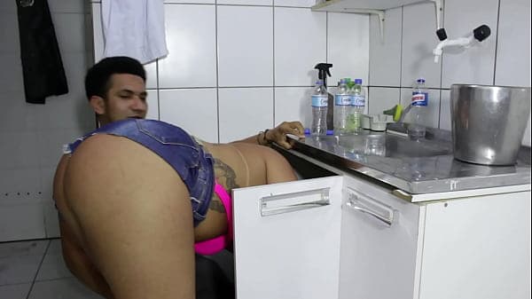 O encanador caralhudo enfiou o cano no cuzinho ...
